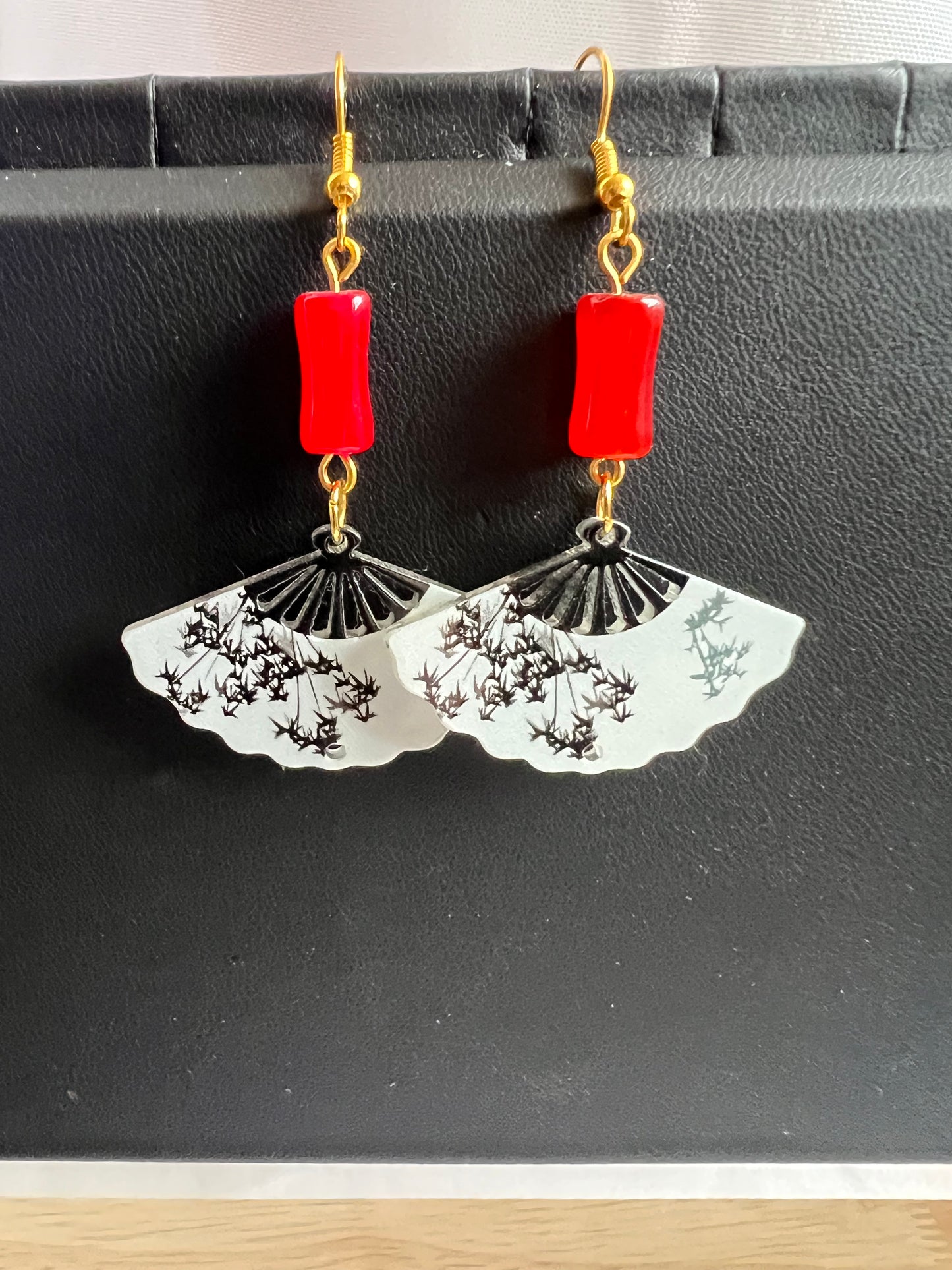 Asiatisch inspirierte Fächer-Ohrringe mit farbigem Glasdetail – in Rot oder Grün