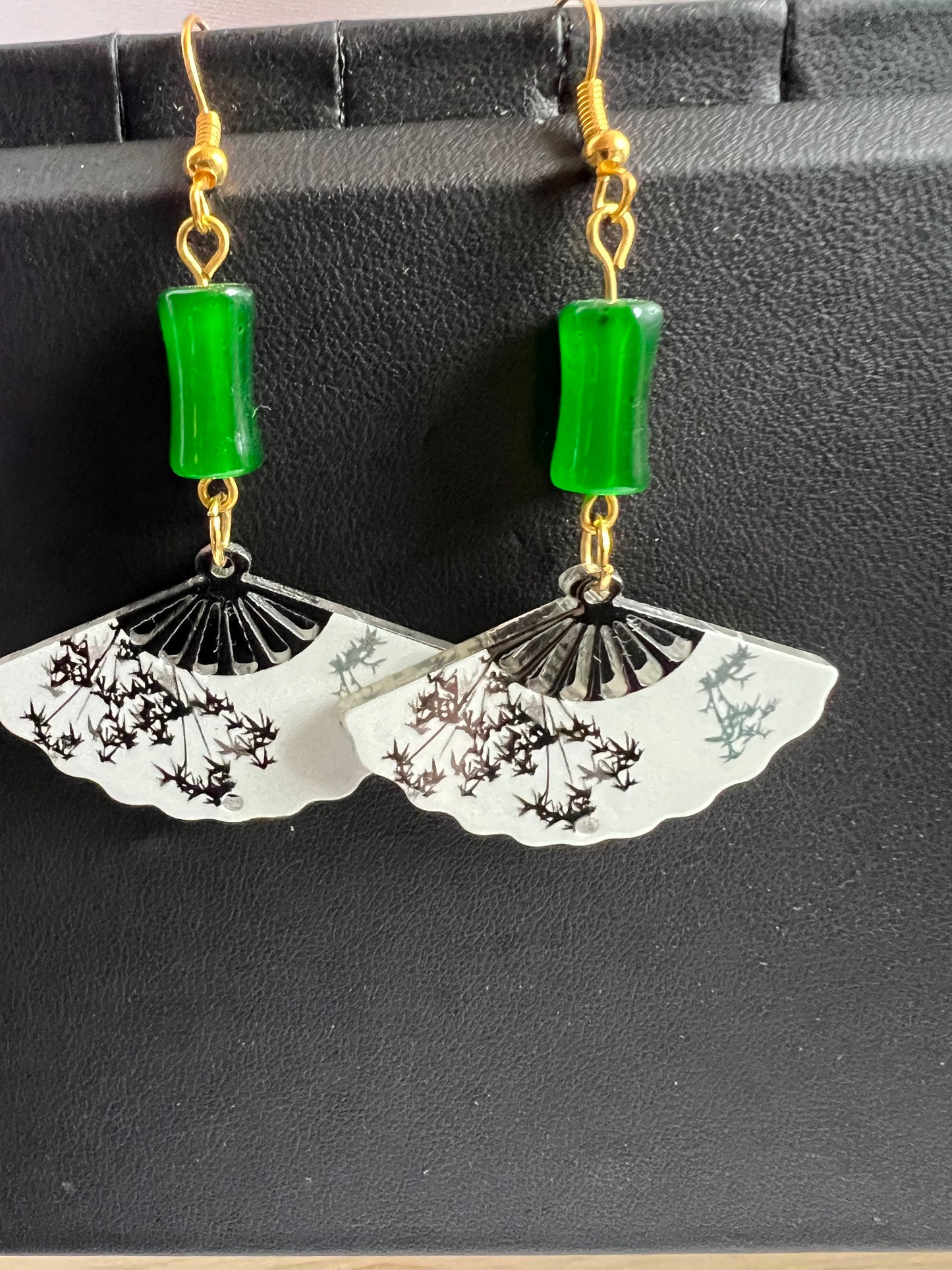 Asiatisch inspirierte Fächer-Ohrringe mit farbigem Glasdetail – in Rot oder Grün