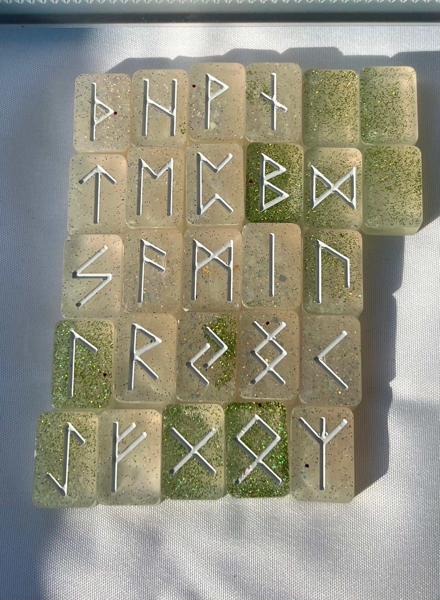 Runensteine selbstgemacht aus Epoxidharz