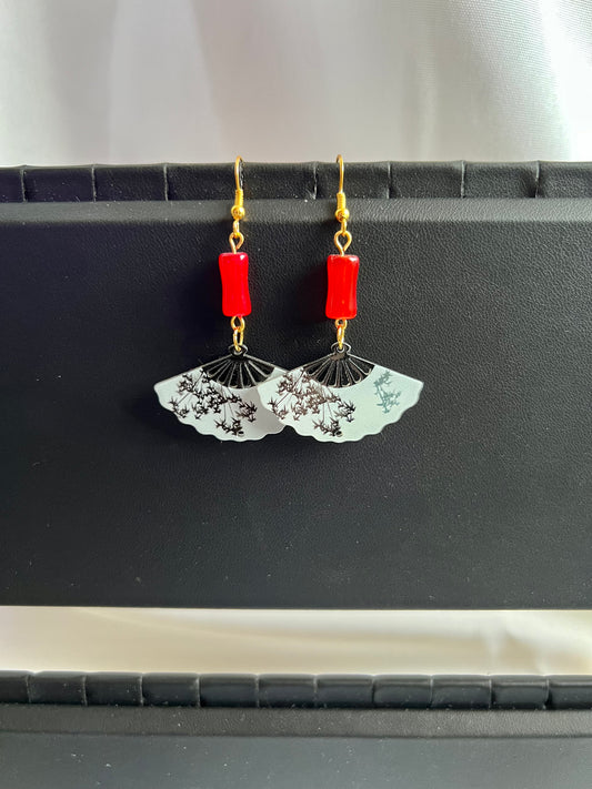 Asiatisch inspirierte Fächer-Ohrringe mit farbigem Glasdetail – in Rot oder Grün
