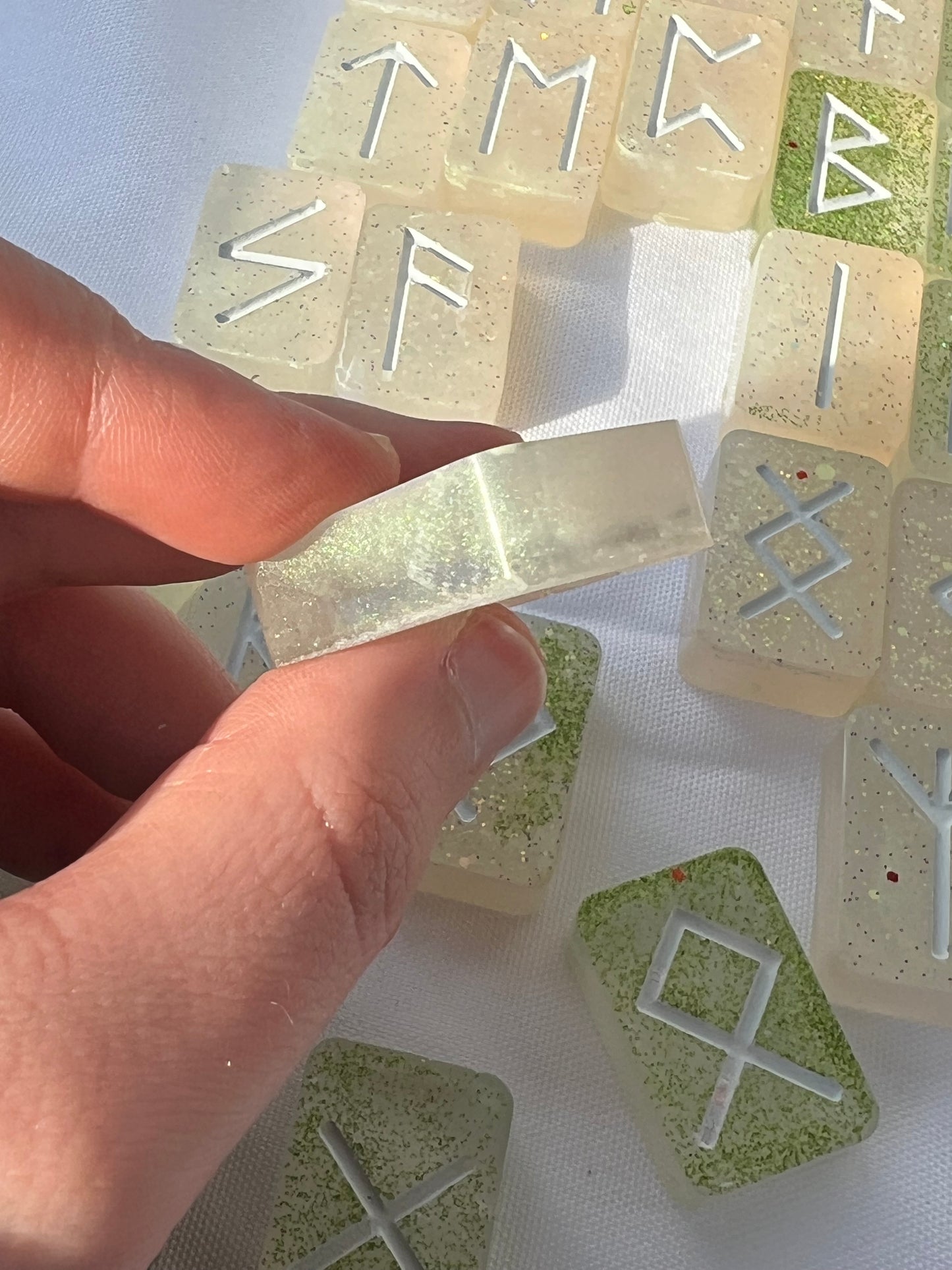 Runensteine selbstgemacht aus Epoxidharz