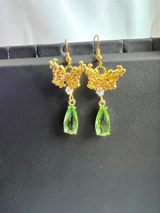 Elegante Ohrringe mit Schmetterlingsmotiv und Glasstein-Anhänger