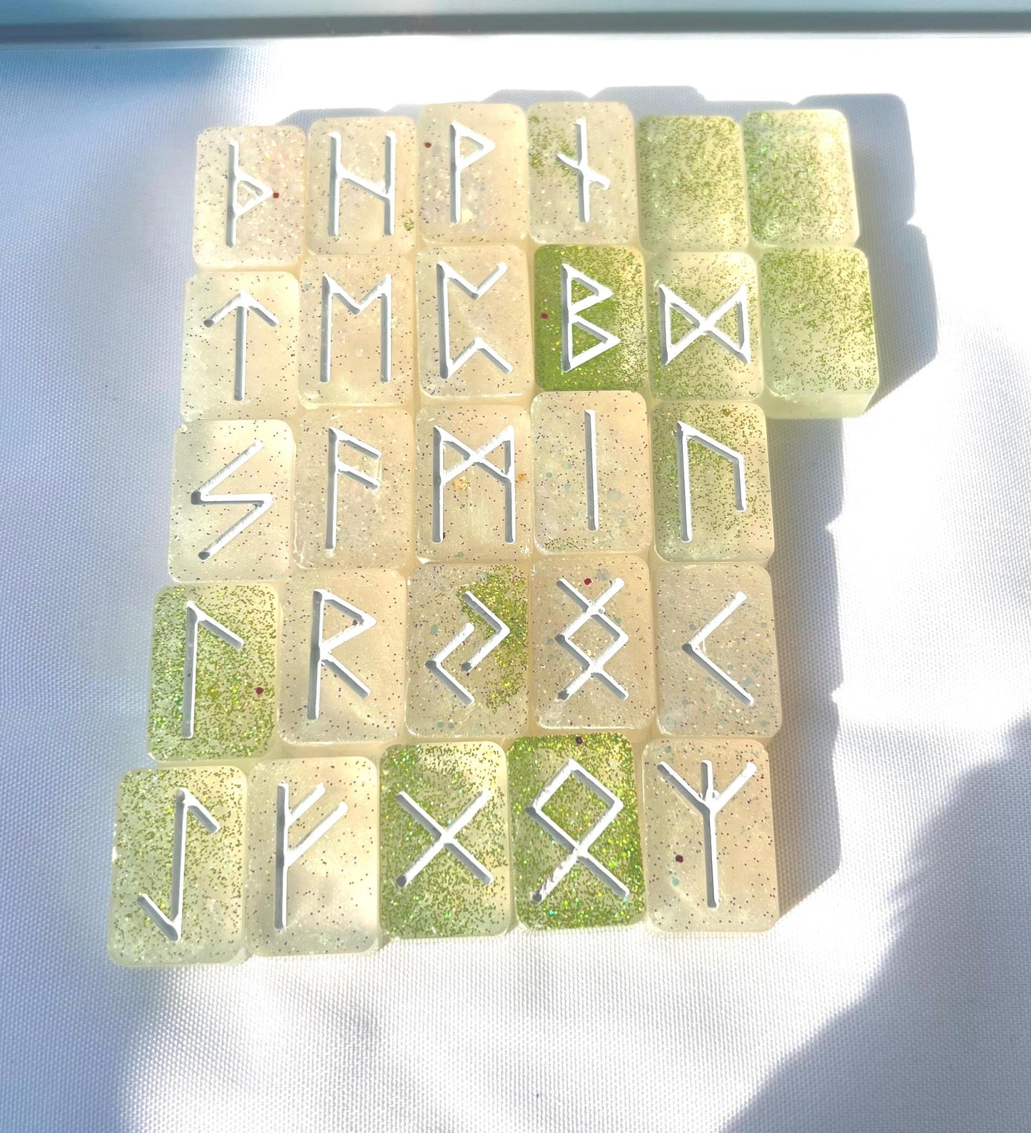 Runensteine selbstgemacht aus Epoxidharz