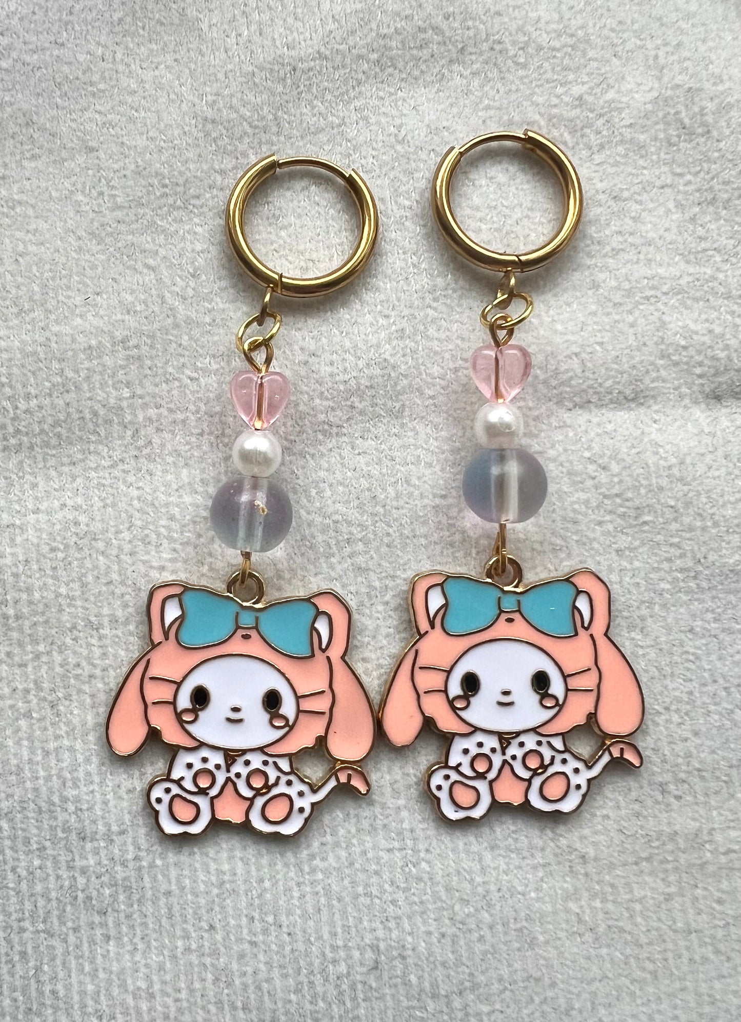 Kawaii Ohrringe Hase in Katzenkostüm