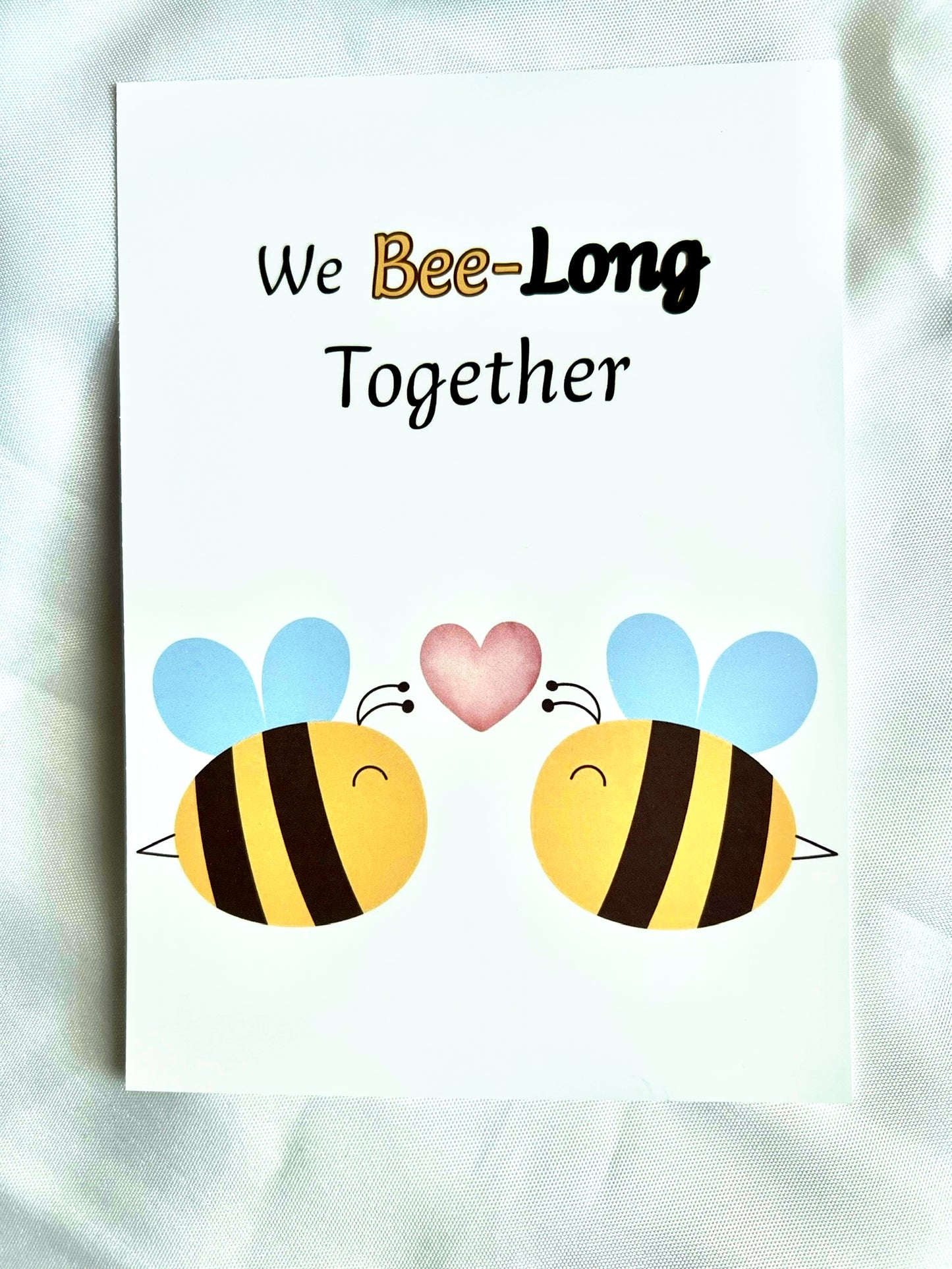 Postkarte – „We bee-long together“ mit zwei Bienen
