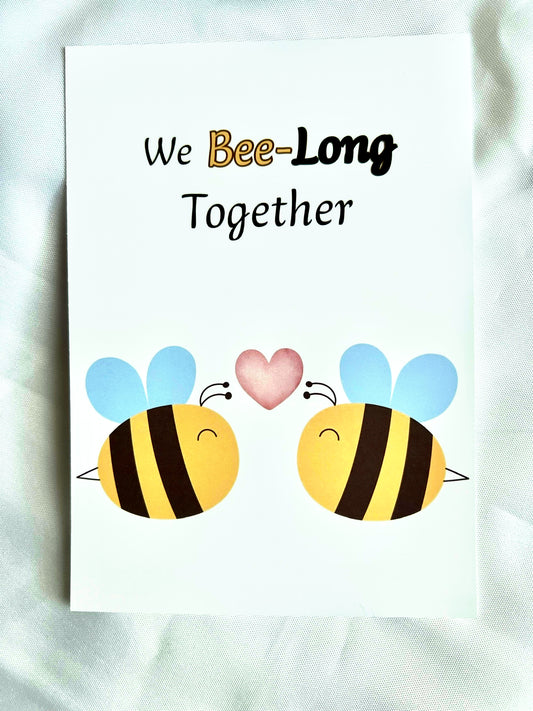 Postkarte – „We bee-long together“ mit zwei Bienen