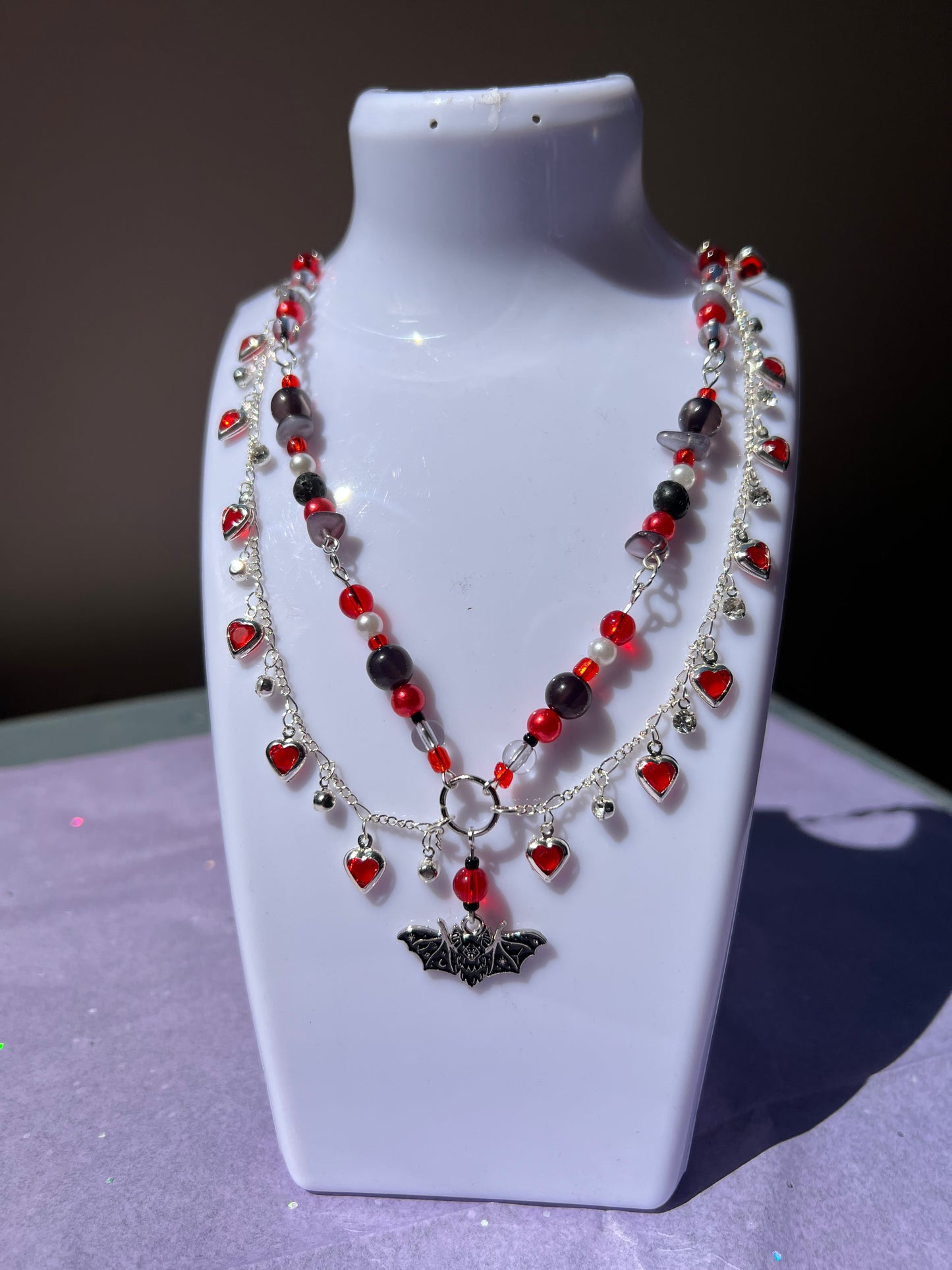 Gothic perlen Kette „Bat Romance“ – mit schwarzer Fledermaus & Herz-Details