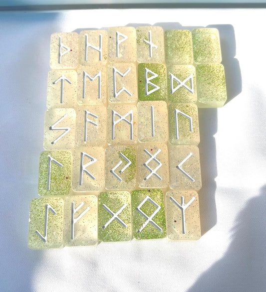 Runensteine selbstgemacht aus Epoxidharz